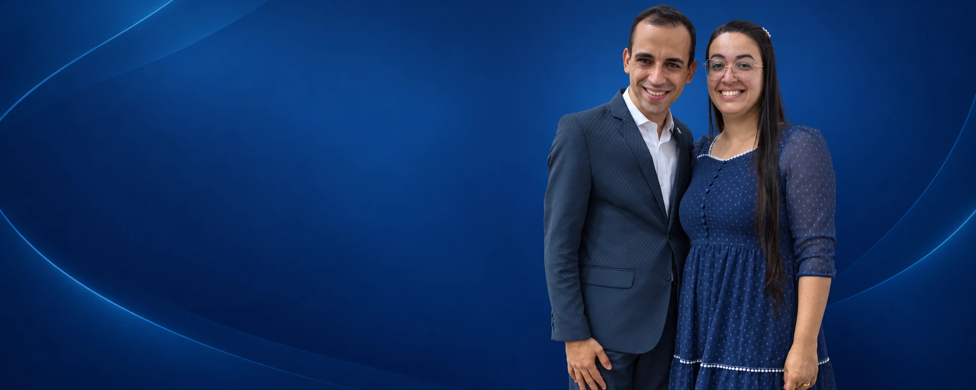 Os responsáveis pela SeuSistema, sorrindo, lado a lado